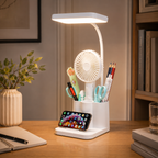 Lampe multifonction allumée sur un bureau clair, compartiments remplis de crayons.