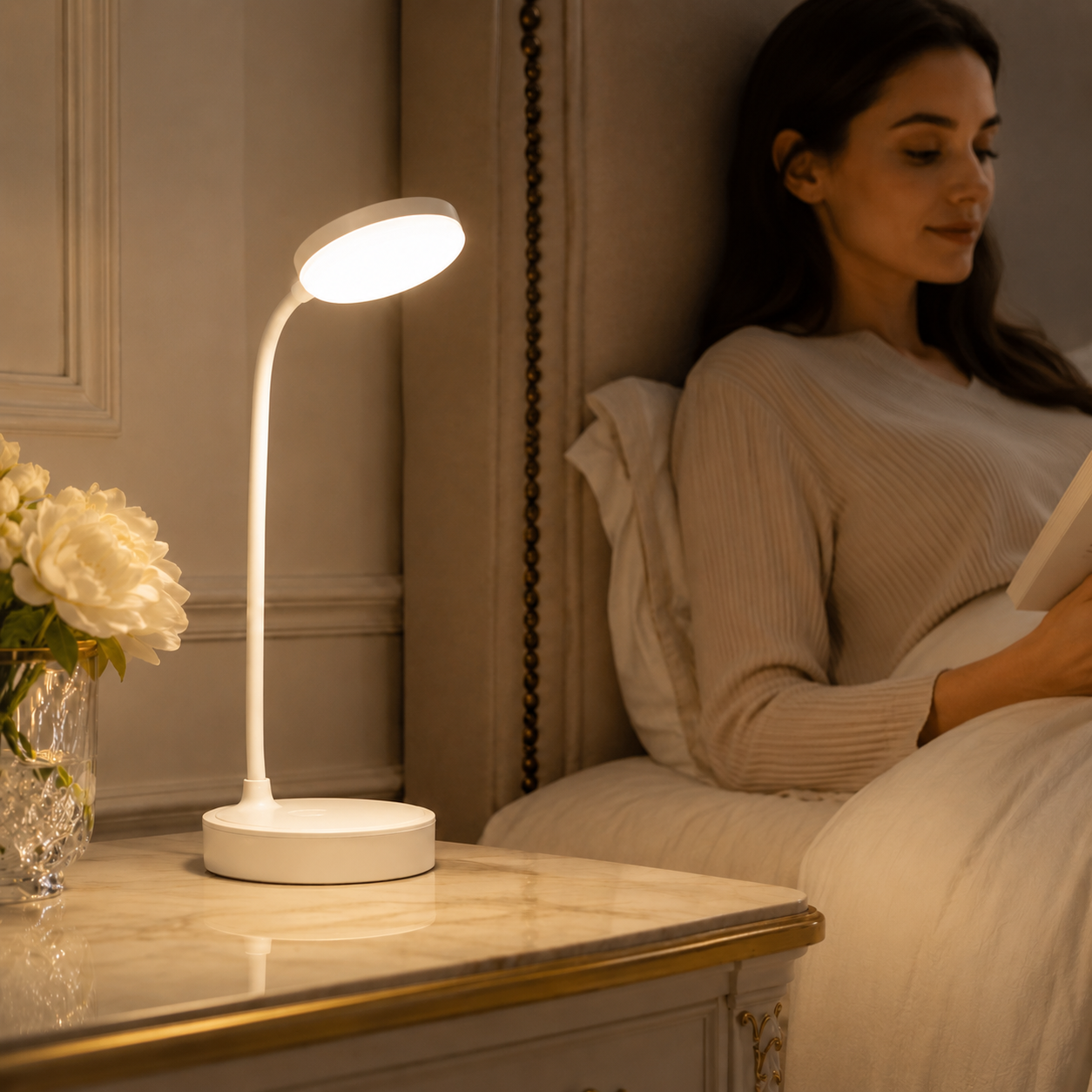 Lampe LED sans fil flexible éclairant une lecture au lit