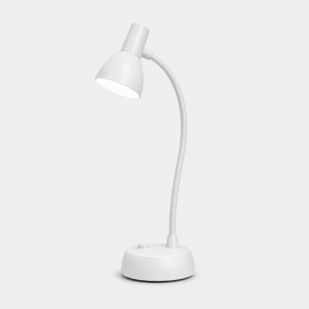 Lampe blanche vue de trois quarts, col orientable incliné et base ronde stable.