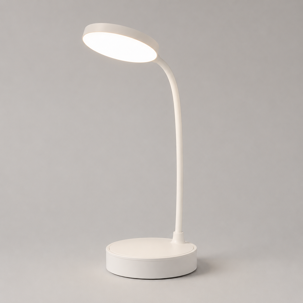 Lampe blanche à col flexible vue de trois quarts, base ronde plate, lumière éteinte.