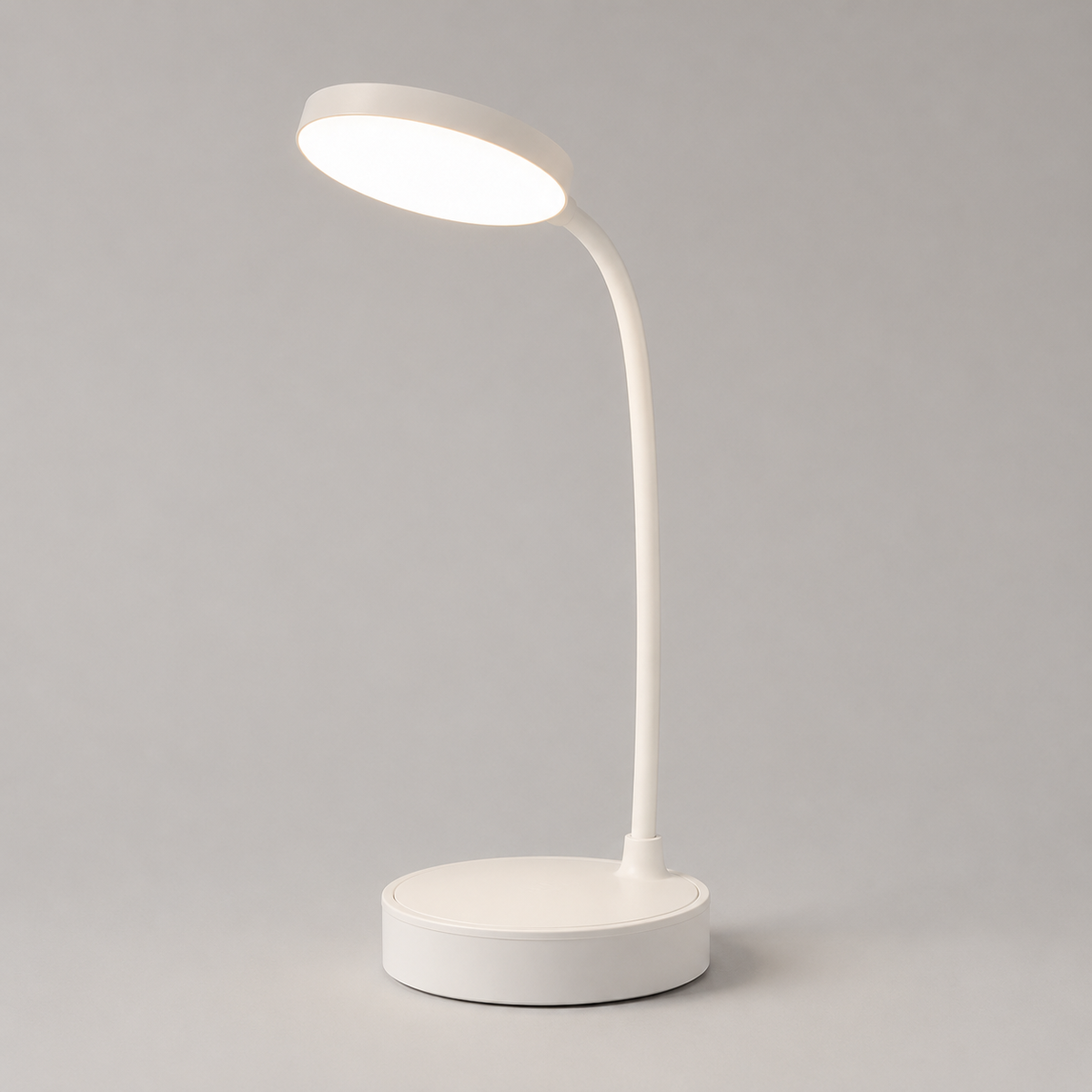 Lampe blanche à col flexible vue de trois quarts, base ronde plate, lumière éteinte.