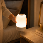 Main s'approchant du dessus de la lampe allumée pour activer la commande tactile.