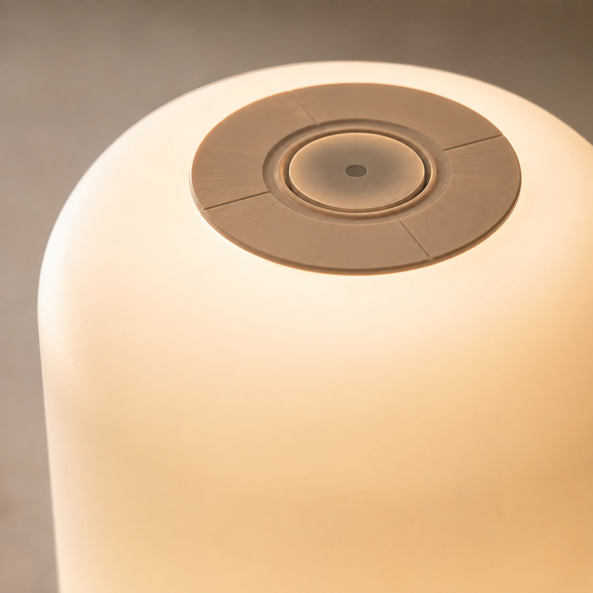 Gros plan du dessus de la lampe allumée montrant la zone de commande tactile circulaire.