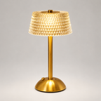 Lampe de chevet tactile dorée effet cristal allumée, vue de face