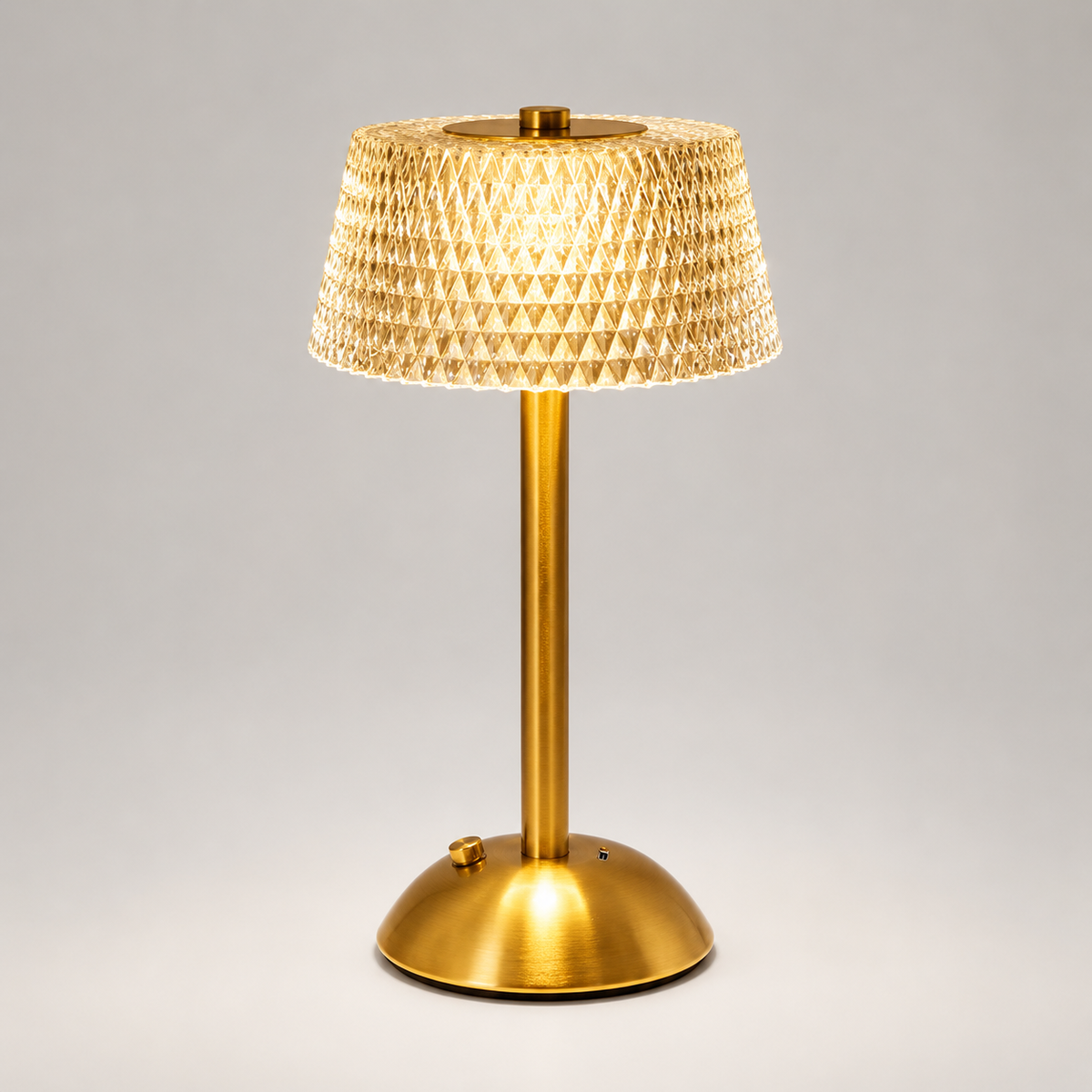 Lampe de chevet tactile dorée effet cristal allumée, vue de face