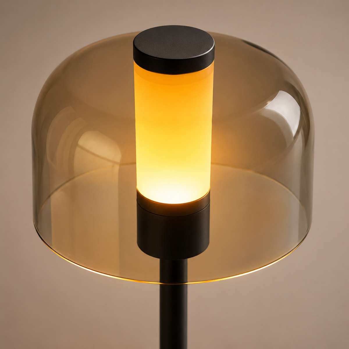 Détail de l’abat-jour fumé et de la source lumineuse circulaire de la lampe noire
