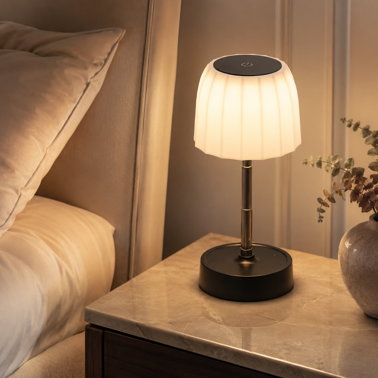Lampe de chevet tactile noire avec abat-jour plissé et lumière chaude