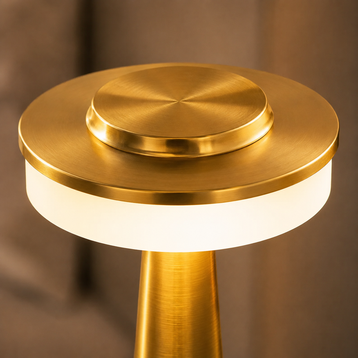 Gros plan du dessus doré de la lampe et de l'anneau lumineux blanc allumé.