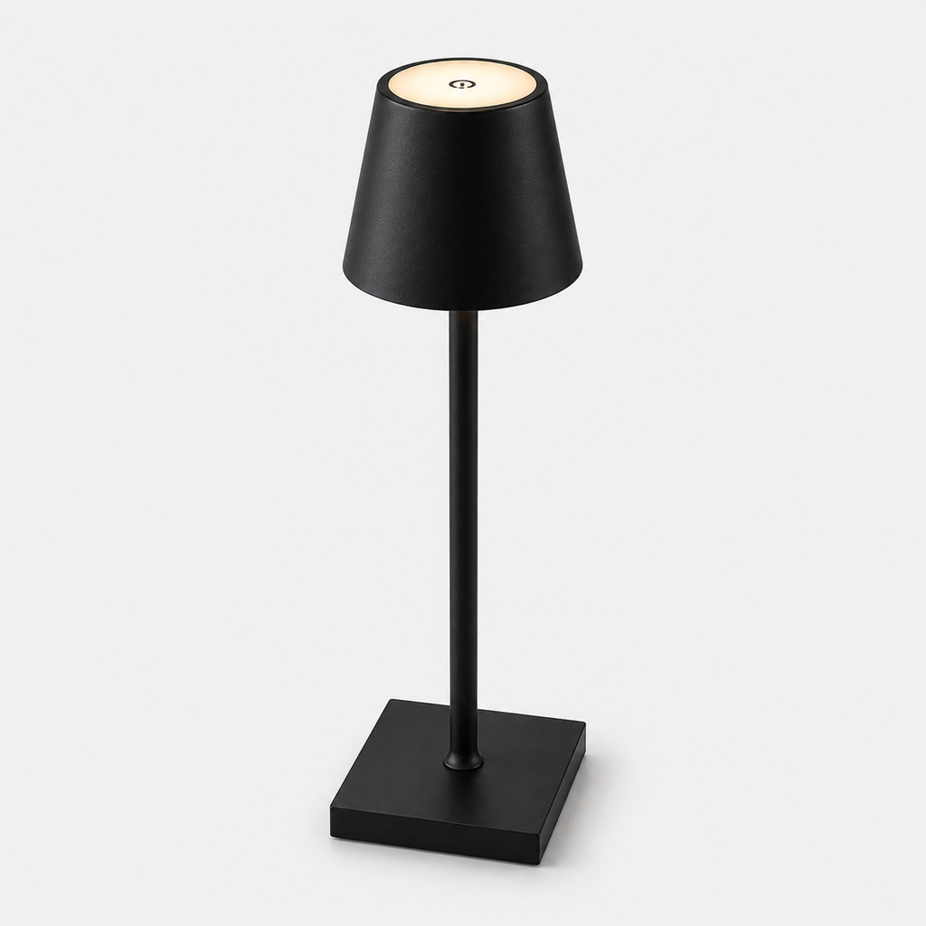 Lampe noire à abat-jour conique et base carrée, éteinte, sur fond gris neutre.