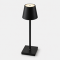 Lampe noire à abat-jour conique et base carrée, éteinte, sur fond gris neutre.