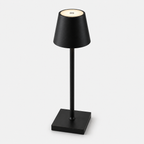 Lampe noire à abat-jour conique et base carrée, éteinte, sur fond gris neutre.