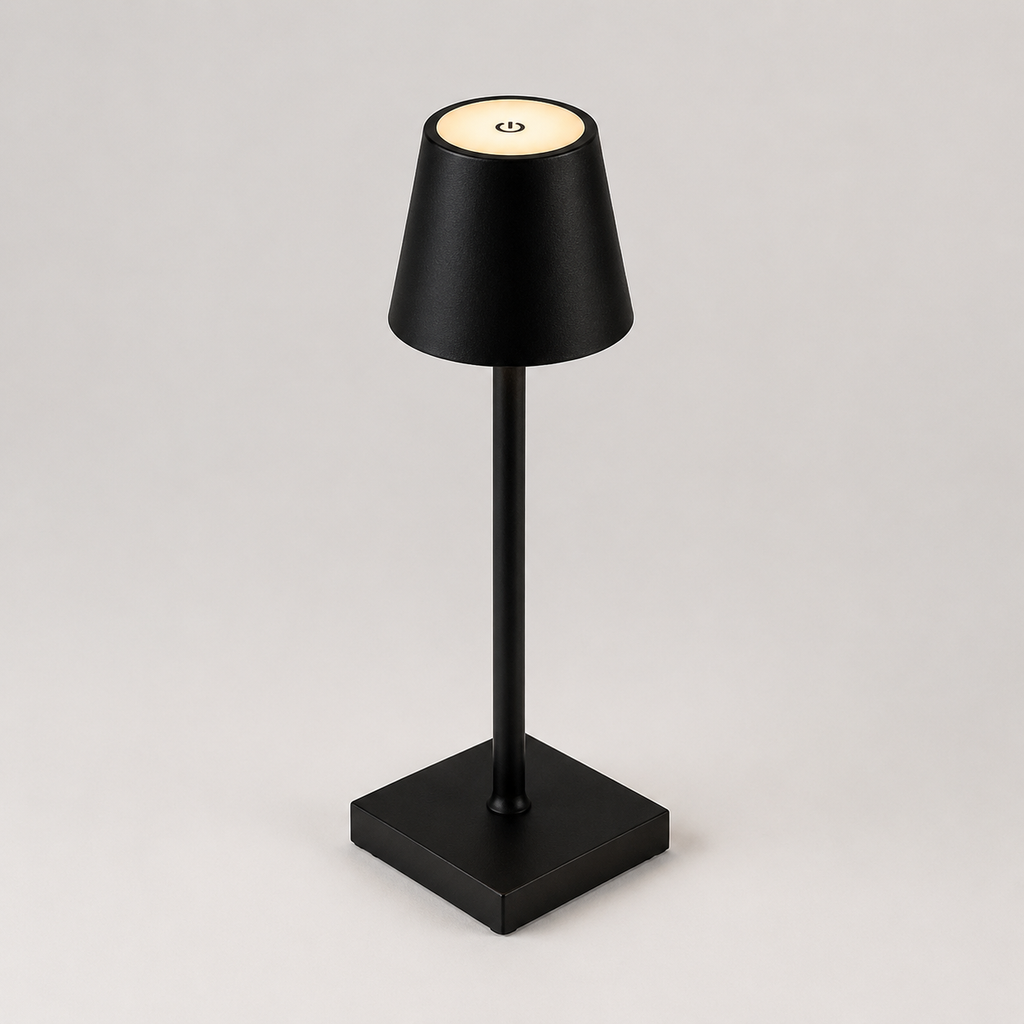 Lampe noire éteinte vue de face sur fond clair, pied fin et socle carré antidérapant.