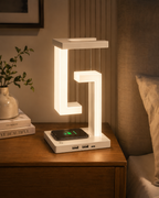 Lampe de chevet LED suspendue allumée dans une chambre avec téléphone en charge