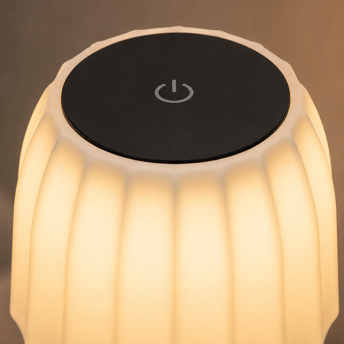 Gros plan du dessus de la lampe montrant le bouton tactile marche-arrêt illuminé.