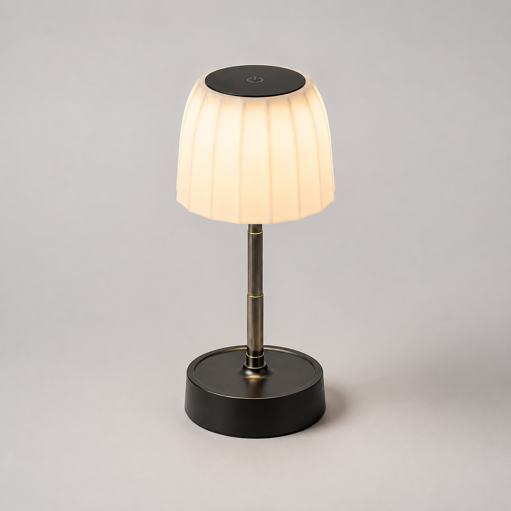 Lampe éteinte vue de face, abat-jour plissé et tige télescopique en position haute.