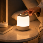 Main effleurant le dessus de la lampe allumée pour ajuster l'intensité lumineuse.