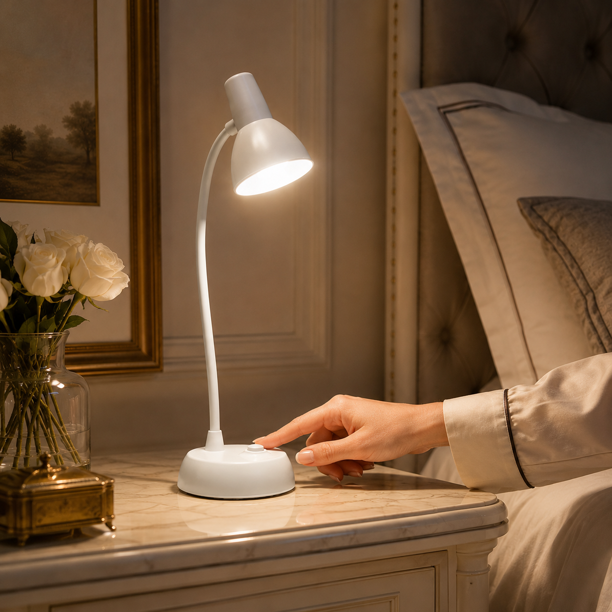 Commande intégrée sur la base d’une lampe de chevet LED blanche