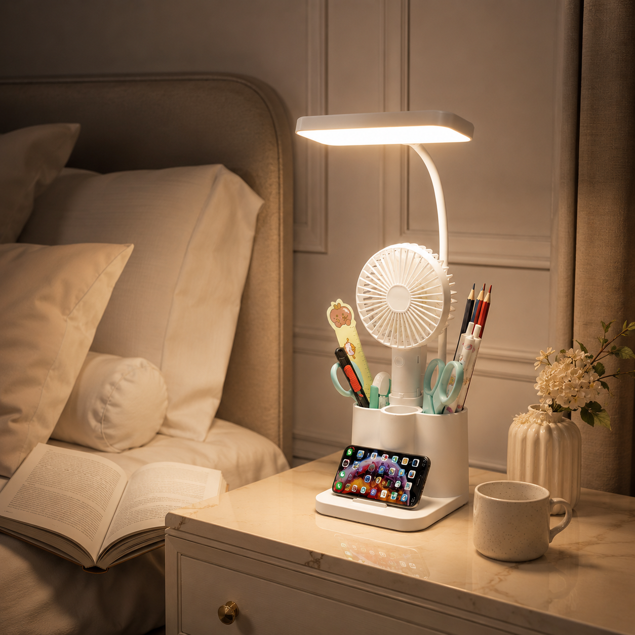 Lampe LED USB multifonction éclairant un livre près du lit