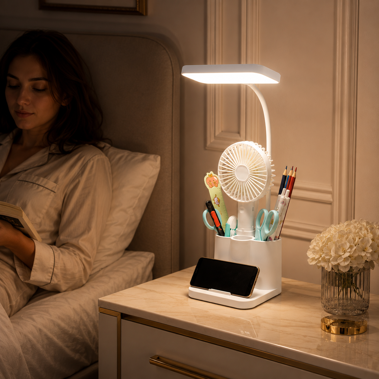 Lampe de chevet USB avec porte-stylos rempli et téléphone sur son support