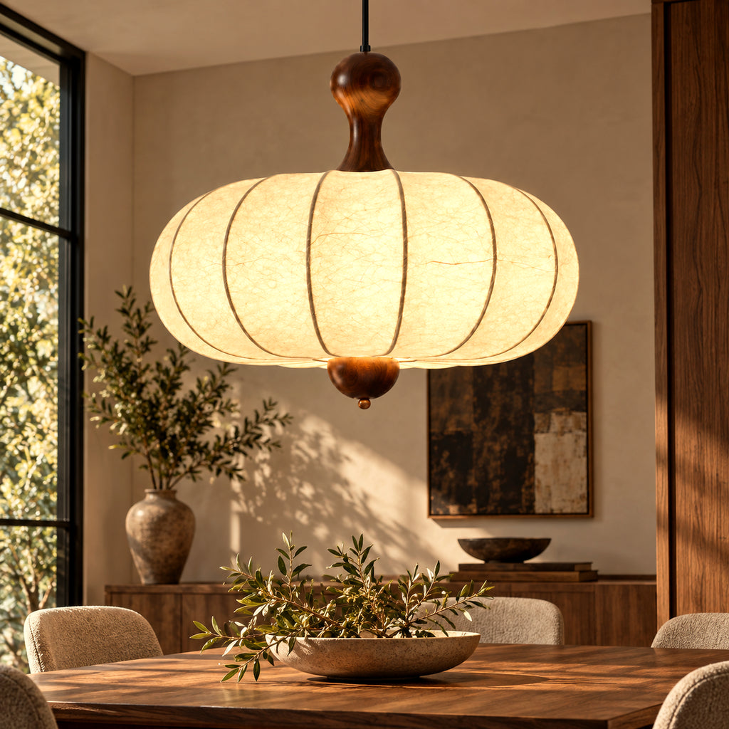 Suspension sculptée tissu blanc et bois noyer 40 cm, lumière chaleureuse