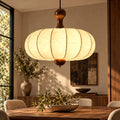 Suspension sculptée tissu blanc et bois noyer 40 cm, lumière chaleureuse