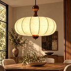 Suspension sculptée tissu blanc et bois noyer 40 cm, lumière chaleureuse