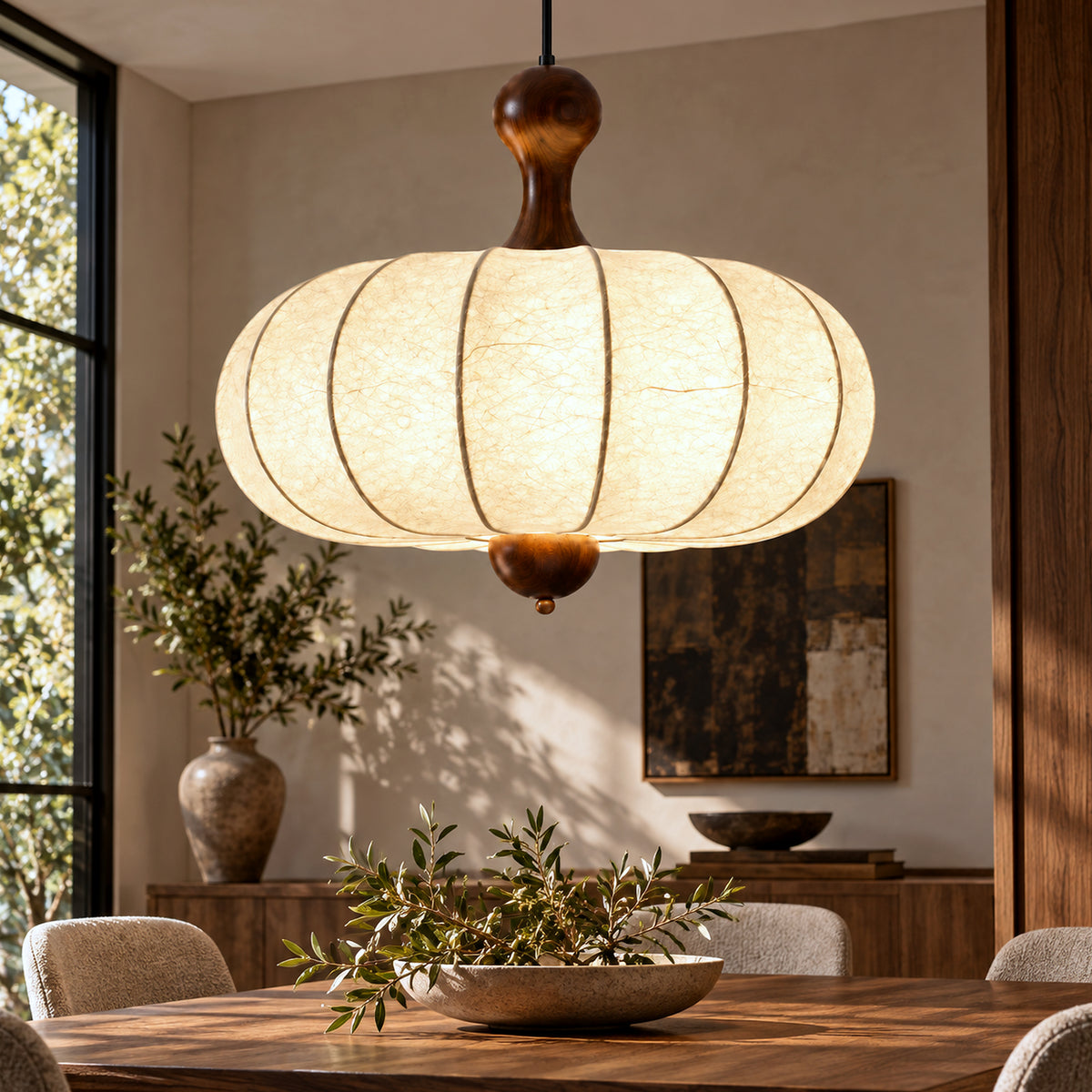 Suspension sculptée tissu blanc et bois noyer 50 cm, lumière blanche