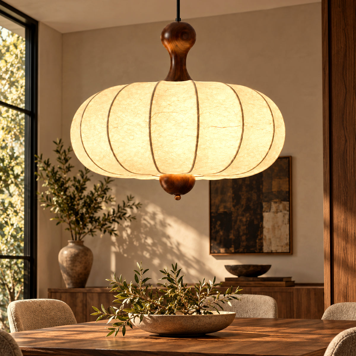 Suspension sculptée tissu blanc et bois noyer 50 cm, lumière chaleureuse