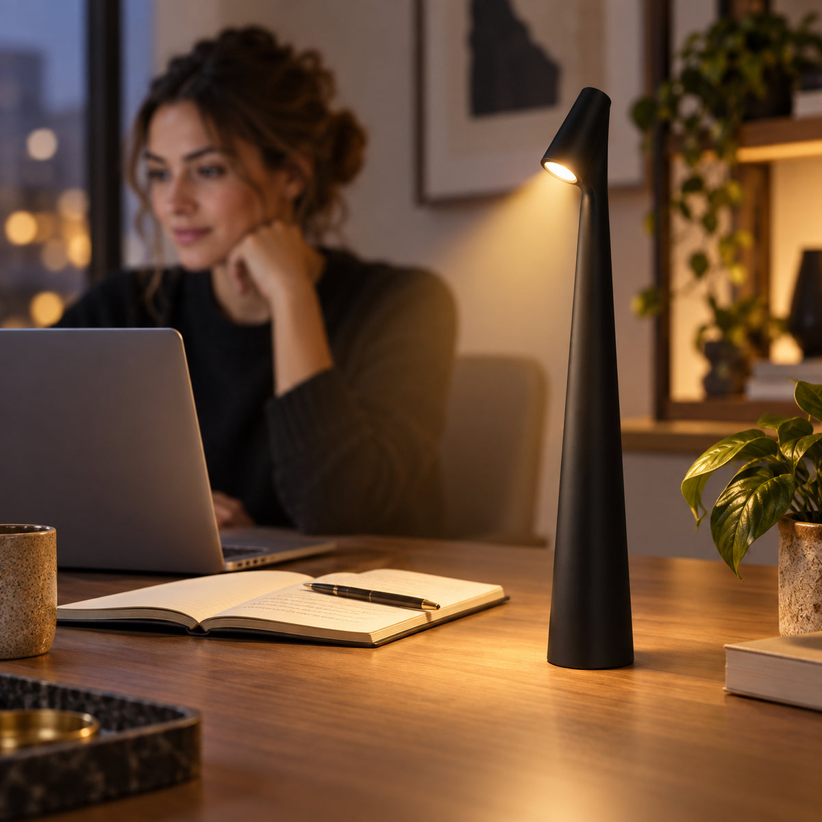 Lampe de bureau LED haute noire utilisée sur un bureau