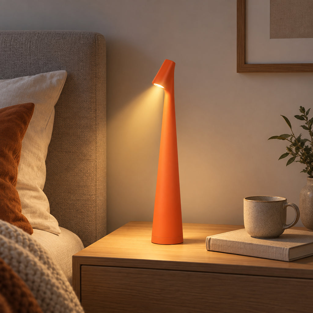 Lampe de bureau LED haute orange sur une table de chevet