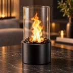 Cheminée de table noire en verre et métal en gros plan