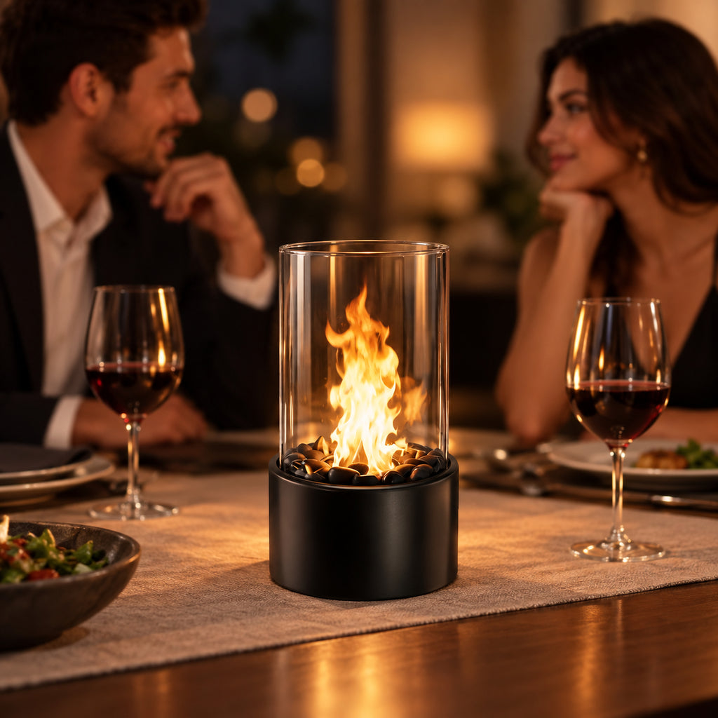 Cheminée de table noire pendant un dîner intérieur