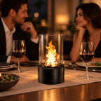 Cheminée de table noire pendant un dîner intérieur