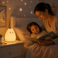 Lampe de chevet enfant chat diffusant une lumière blanc chaud pendant une histoire